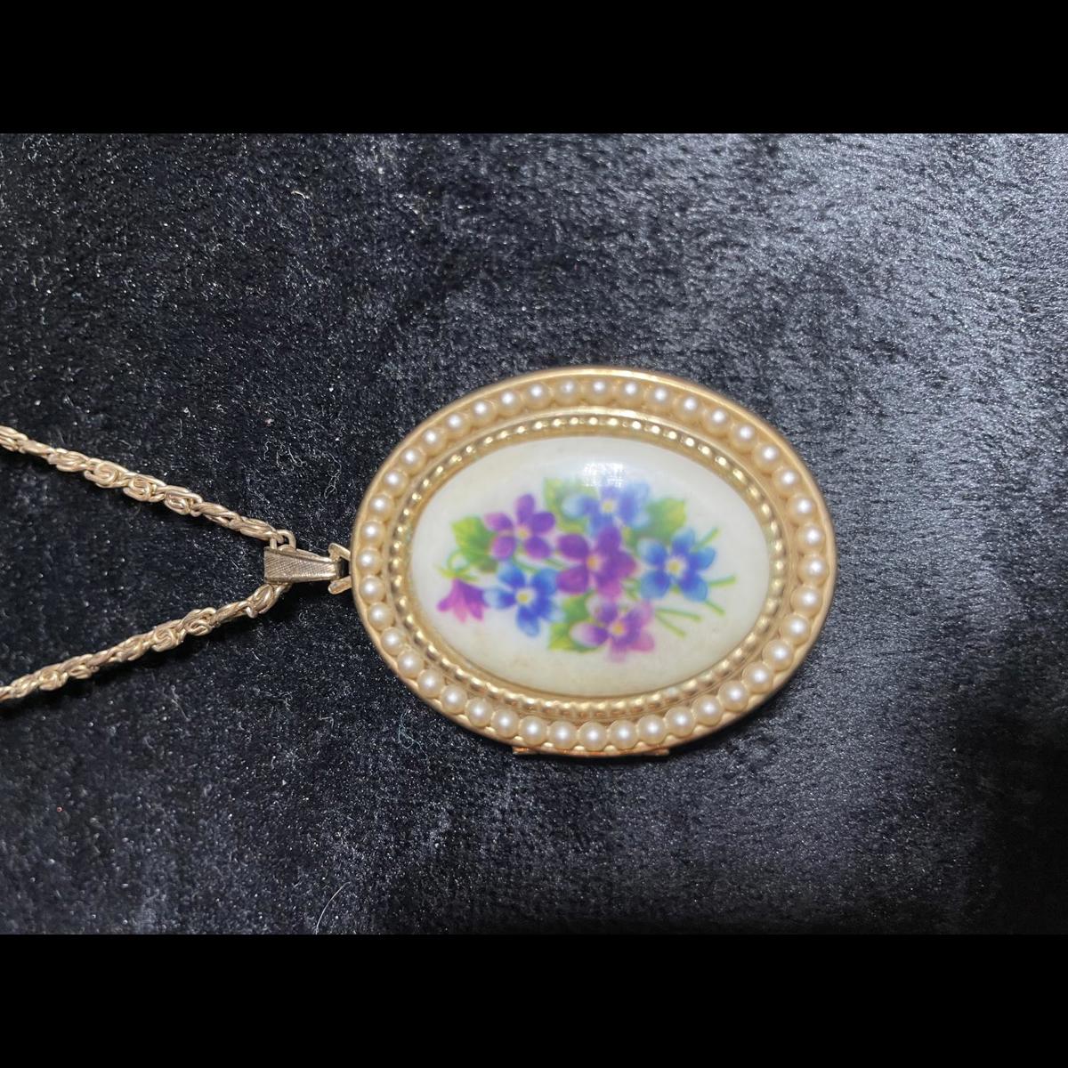 Vintage Avon Flower Print With Faux Pearls Locket On Goldtone Chain 13$